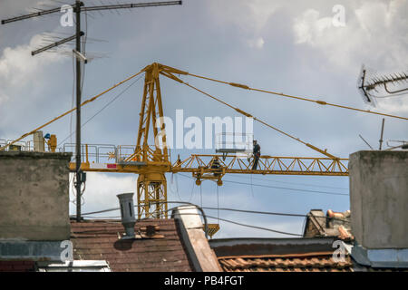 Belgrad, Serbien - Arbeitnehmer Instandsetzung ein Baukran hoch über dem Boden Stockfoto