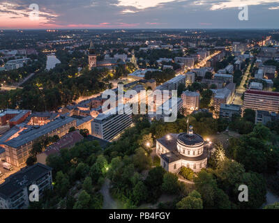 Luftbild der alten Sternwarte Gebäude auf vartiovuori Hügel mit Dom im Hintergrund am Sommer, der morgen in Turku, Finnland Stockfoto