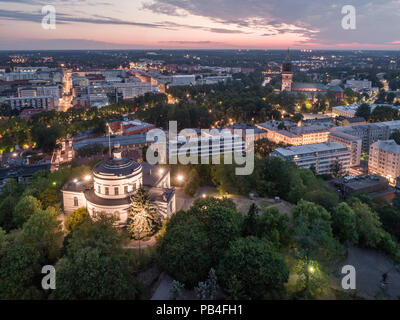 Luftbild der alten Sternwarte Gebäude auf vartiovuori Hügel mit Dom im Hintergrund am Sommer, der morgen in Turku, Finnland Stockfoto