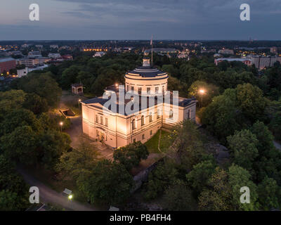 Luftbild der alten Sternwarte Gebäude auf vartiovuori Hügel am Sommer, der morgen in Turku, Finnland Stockfoto