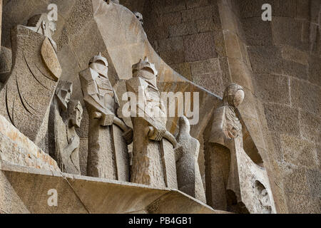 BARCELONA, SPANIEN - 13. JANUAR 2018: Elemente der Statue und christliche Symbole auf der Fassade der Sagrada Familia. Stockfoto