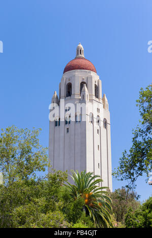 STANFORD, VEREINIGTE STAATEN - 6. Juli: Hoover Tower auf dem Campus der Stanford University. Der Turm beherbergt die Hoover Institution der Bibliothek und Archive. Stockfoto