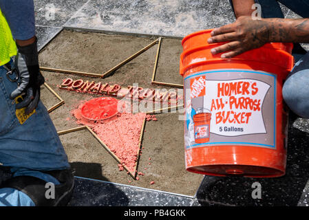 Los Angeles, USA. 25. Juli, 2018. Arbeitnehmer ersetzen Sie den Hollywood Walk of Fame Star von Präsident Donald Trump, nachdem es von einem Mann mit einer Spitzhacke in Los Angeles, Kalifornien am 25 Juli, 2018 zerstört wurde. Credit: Ronen Tivony/Alamy leben Nachrichten Stockfoto