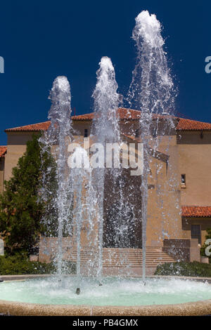 STANFORD, VEREINIGTE STAATEN - 6. Juli: Stanford Hoover Tower Brunnen auf dem Campus der Stanford University. Juli 6, 2013. Stockfoto