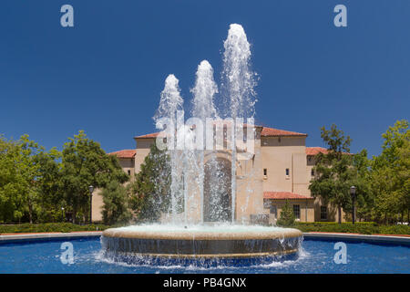 STANFORD, VEREINIGTE STAATEN - 6. Juli: Stanford Hoover Tower Brunnen auf dem Campus der Stanford University. Juli 6, 2013. Stockfoto