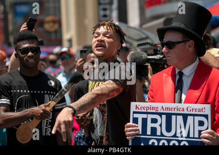 Los Angeles, USA. 25. Juli, 2018. Arbeitnehmer ersetzen Sie den Hollywood Walk of Fame Star von Präsident Donald Trump, nachdem es von einem Mann mit einer Spitzhacke in Los Angeles, Kalifornien am 25 Juli, 2018 zerstört wurde. Credit: Ronen Tivony/Alamy leben Nachrichten Stockfoto