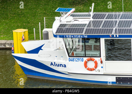 Wolfsburg, Niedersachsen, Deu, jede, Juli 21., 2018: Bug des Fahrgastschiffes Aluna am Pier auf dem Mittellandkanal vor der Autostadt, Dach Stockfoto