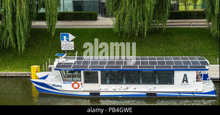 Wolfsburg, Niedersachsen, Deu, jede, Juli 21., 2018: Passagierschiff Aluna am Pier auf dem Mittellandkanal vor der Autostadt, Dach mit Solar Stockfoto