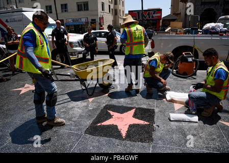 Los Angeles, USA. 25. Juli, 2018. Arbeitnehmer ersetzen Sie den Hollywood Walk of Fame Star von Präsident Donald Trump, nachdem es von einem Mann mit einer Spitzhacke in Los Angeles, Kalifornien am 25 Juli, 2018 zerstört wurde. Credit: Ronen Tivony/Alamy leben Nachrichten Stockfoto