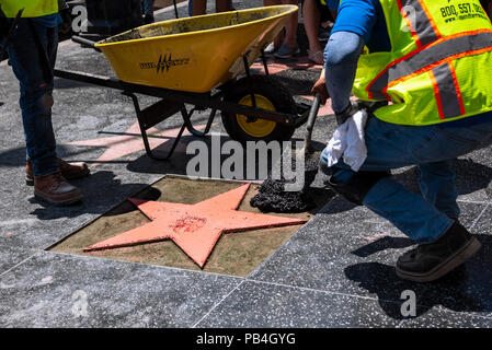 Los Angeles, USA. 25. Juli, 2018. Arbeitnehmer ersetzen Sie den Hollywood Walk of Fame Star von Präsident Donald Trump, nachdem es von einem Mann mit einer Spitzhacke in Los Angeles, Kalifornien am 25 Juli, 2018 zerstört wurde. Credit: Ronen Tivony/Alamy leben Nachrichten Stockfoto