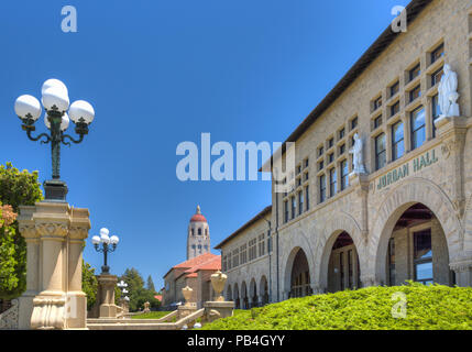 STANFORD, VEREINIGTE STAATEN - 6. Juli: Auf dem Hintergrund der Hoover Tower, historischen Jordan Hall auf dem Campus der Stanford University. Juli 6, 2013. Stockfoto