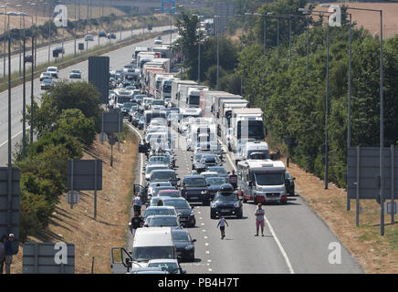 Warteschlangen für den Eurotunnel in Folkestone, Kent, zurück Ausdehnung in Richtung Autobahn M20, die als Fahrgäste mit der Cross-Channel Services wurden Verzögerungen von bis zu fünf Stunden gewarnt, nachdem Klimaanlagen in den Zügen inmitten der heißen Temperaturen ist fehlgeschlagen. Stockfoto