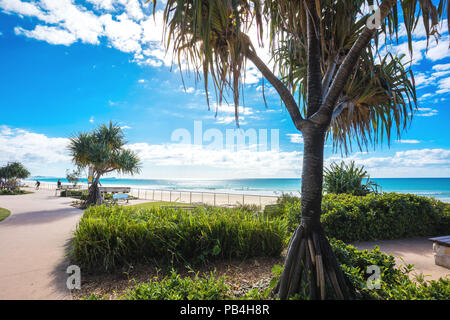 MOOLOOLABA, AUSTRALIEN, 22.Juli 2018: Leute genießen Sommer in Mooloolaba Beach - ein berühmtes Touristenziel in Queensland, Australien. Stockfoto