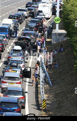 Warteschlangen für den Eurotunnel in Folkestone, Kent, zurück Ausdehnung in Richtung Autobahn M20, die als Fahrgäste mit der Cross-Channel Services wurden Verzögerungen von bis zu fünf Stunden gewarnt, nachdem Klimaanlagen in den Zügen inmitten der heißen Temperaturen ist fehlgeschlagen. Stockfoto