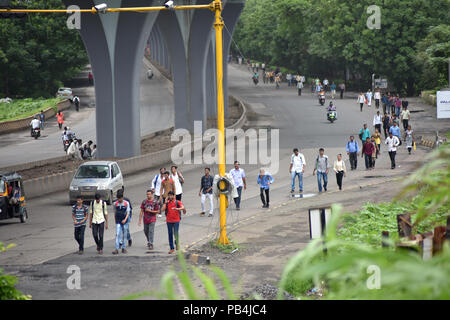 Mumbai, Indien. 25. Juli, 2018. 25.07.2018, Mumbai, Indien, Asien: - Menschen zu Fuß auf der Straße nach Es Ziele wie Martaha Kranti Morcha Aufruf für Maharashtra Bandh wie Straßen, bei denen an verschiedenen Stellen blockiert und die meisten Menschen stecken nicht wohin zu gehen. Maratha Kranti Morcha Gruppe namens für Bandh für Reservierungen zu Maratha für Regierung Jobs und Ausbildung in Maharashtra, die gingen auch Voilent Vandalizing und die Busse und Autos brennen in Mumbai. Sandeep Rasal Credit: Sandeep Rasal/Pacific Press/Alamy leben Nachrichten Stockfoto