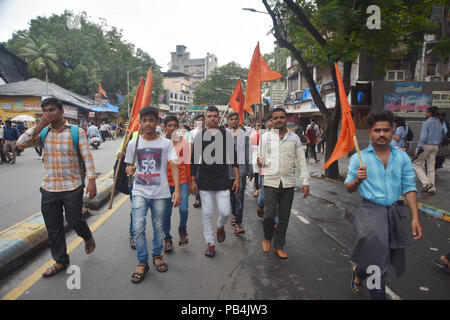 Mumbai, Indien. 25. Juli, 2018. 25.07.2018, Mumbai, Indien, Asien: - Demonstranten der Maratha Kranti Morcha Aufruf für Maharashtra Bandh wie Straßen und Züge, in denen an verschiedenen Stellen blockiert und die meisten Menschen stecken nicht wohin zu gehen. Maratha Kranti Morcha Gruppe namens für Bandh für Reservierungen zu Maratha für Regierung Jobs und Ausbildung in Maharashtra, die gingen auch Voilent Vandalizing und die Busse und Autos brennen in Mumbai. Sandeep Rasal Credit: Sandeep Rasal/Pacific Press/Alamy leben Nachrichten Stockfoto