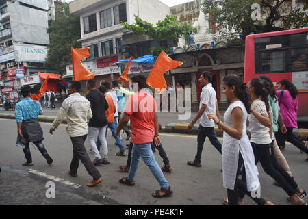 Mumbai, Indien. 25. Juli, 2018. 25.07.2018, Mumbai, Indien, Asien: - Demonstranten der Maratha Kranti Morcha Aufruf für Maharashtra Bandh wie Straßen und Züge, in denen an verschiedenen Stellen blockiert und die meisten Menschen stecken nicht wohin zu gehen. Maratha Kranti Morcha Gruppe namens für Bandh für Reservierungen zu Maratha für Regierung Jobs und Ausbildung in Maharashtra, die gingen auch Voilent Vandalizing und die Busse und Autos brennen in Mumbai. Sandeep Rasal Credit: Sandeep Rasal/Pacific Press/Alamy leben Nachrichten Stockfoto