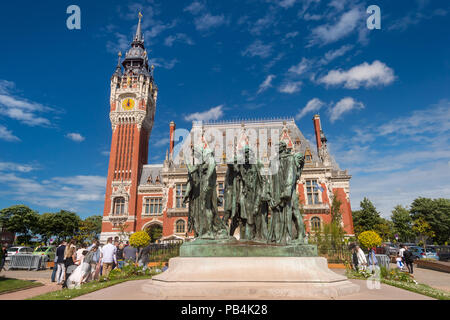 Calais, Frankreich - 16. Juni 2018: Die flämischen und Neorenaissance Rathaus und Auguste Rodin 6 bürgerlichen Skulptur. Stockfoto