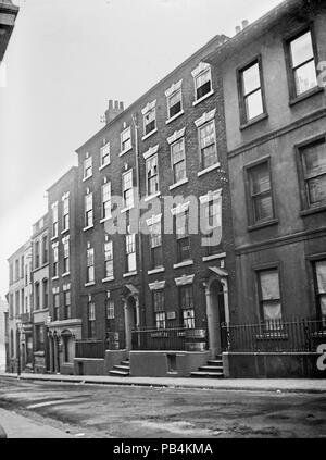 Richter Quartiere wurden große terrassenförmig angelegten Gebäude auf hohen Bürgersteig, Nottingham, England. Edwardian Bild im Jahre 1910 getroffen Stockfoto