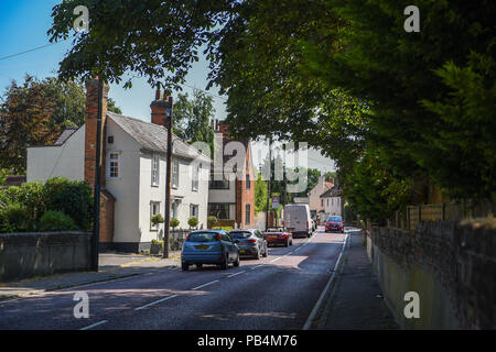 Der Verkehr fließt durch malerische Dorf Lager in der Nähe von Billericay, Essex, Foto von Simon Dack Stockfoto