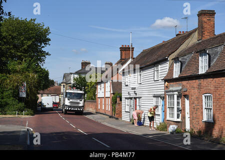 Der Verkehr fließt durch malerische Dorf Lager in der Nähe von Billericay, Essex, Foto von Simon Dack Stockfoto