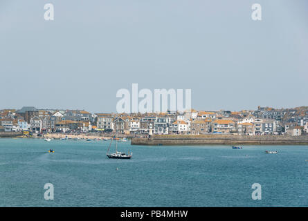 Sommer in Großbritannien, am frühen Morgen Nebel Abfackeln mit der Sonne, mit Blick auf St Ives, Cornwall Stockfoto