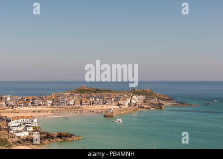 Sommer in Großbritannien, am frühen Morgen Nebel Abfackeln mit der Sonne, mit Blick auf St Ives, Cornwall Stockfoto