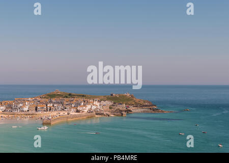 Sommer in Großbritannien, am frühen Morgen Nebel Abfackeln mit der Sonne, mit Blick auf St Ives, Cornwall Stockfoto