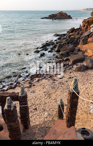 Die Küste und der Atlantische Ozean von der Terrasse in Sobo Bade, Senegal, Westafrika Stockfoto