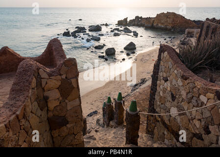 Die Küste und der Atlantische Ozean von der Terrasse in Sobo Bade, Senegal, Westafrika Stockfoto