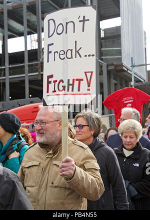 ASHEVILLE, North Carolina, USA - Januar 20, 2018: Der Mann, der zu Fuß in den Frauen 2018 März hält eine politische Schild 'Don't Freak... Kämpfen!' editori Stockfoto