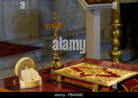 Orthodoxen griechischen Taufe Dekoration, Kreuz und das Neue Testament Stockfoto