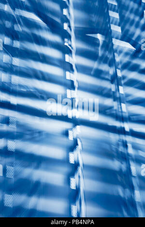 Abstrakt Blau futuristischem Hintergrund durch Zoomen eine Kamera auf modernes Gebäude bei Nacht hingewiesen. Stockfoto