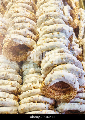 Koulouri verglast, griechischen Stil sesam Brot Ringe, typisch griechischen süß. Stockfoto