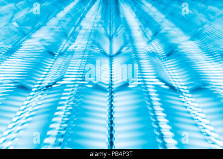 Abstrakt Blau futuristischem Hintergrund durch Zoomen eine Kamera auf modernes Gebäude bei Nacht hingewiesen. Stockfoto