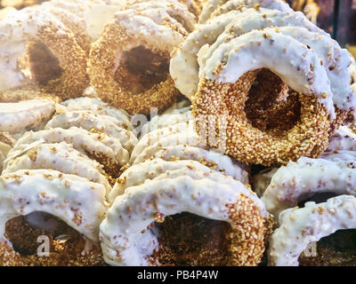 Koulouri verglast, griechischen Stil sesam Brot Ringe, typisch griechischen süß. Stockfoto