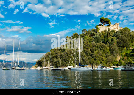 Castello Brown auf Hügel mit Blick auf Segelboote im Hafen von Portofino, Ligurien, Italien Stockfoto