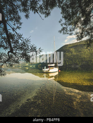 Sonnigen Sommermorgen auf dem Grundlsee Stockfoto