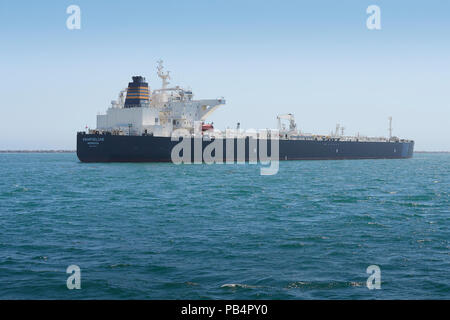 Supertanker, (Rohöl Tanker), AQUAPUELCHE, in den Hafen von Long Beach, Kalifornien, USA verankert. Stockfoto