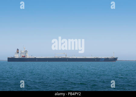 Supertanker, (Rohöl Tanker), AQUAPUELCHE, in den Hafen von Long Beach, Kalifornien, USA verankert. Stockfoto