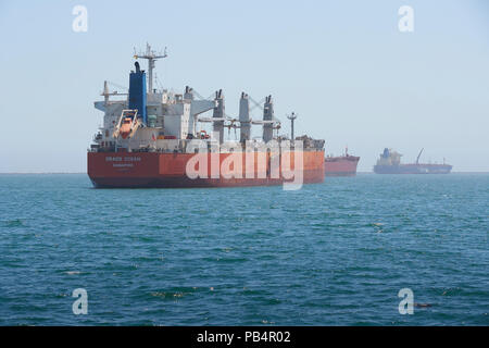 Bulk Carrier, DRACO OCEAN, vor Anker im Hafen von Long Beach, Kalifornien, USA. Stockfoto