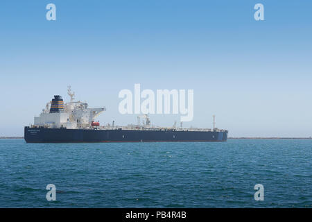 Supertanker, (Rohöl Tanker), AQUAPUELCHE, in den Hafen von Long Beach, Kalifornien, USA verankert. Stockfoto