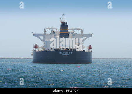 Stern Der Supertanker, (Rohöl Tanker), AQUAPUELCHE, in den Hafen von Long Beach, Kalifornien, USA verankert. Stockfoto