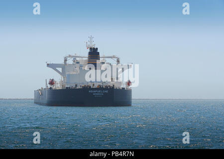 Stern Der Supertanker, (Rohöl Tanker), AQUAPUELCHE, in den Hafen von Long Beach, Kalifornien, USA verankert. Stockfoto