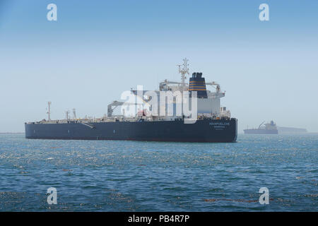 Supertanker, (Rohöl Tanker), AQUAPUELCHE, in den Hafen von Long Beach, Kalifornien, USA verankert. Stockfoto