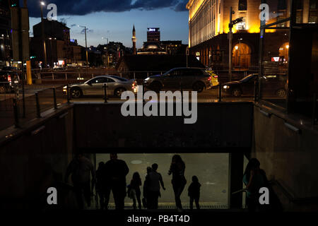 Die Menschen sind zu Fuß durch eine unterirdische Passage in Sofia, Bulgarien Stockfoto