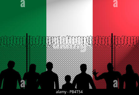 Leute, die vor einem gesicherten Zaun. Italienische Flagge hinter sich. Stockfoto