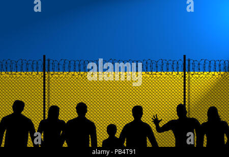 Leute, die vor einem gesicherten Zaun. Ukrainische Flagge hinter Stockfoto