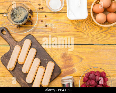 Foto oben auf Tabelle mit Gebäck, Eier, Himbeeren Stockfoto