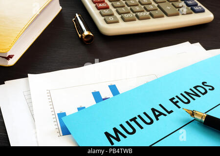 Finanzielle Dokumente über Investmentfonds auf einen Schreibtisch. Stockfoto